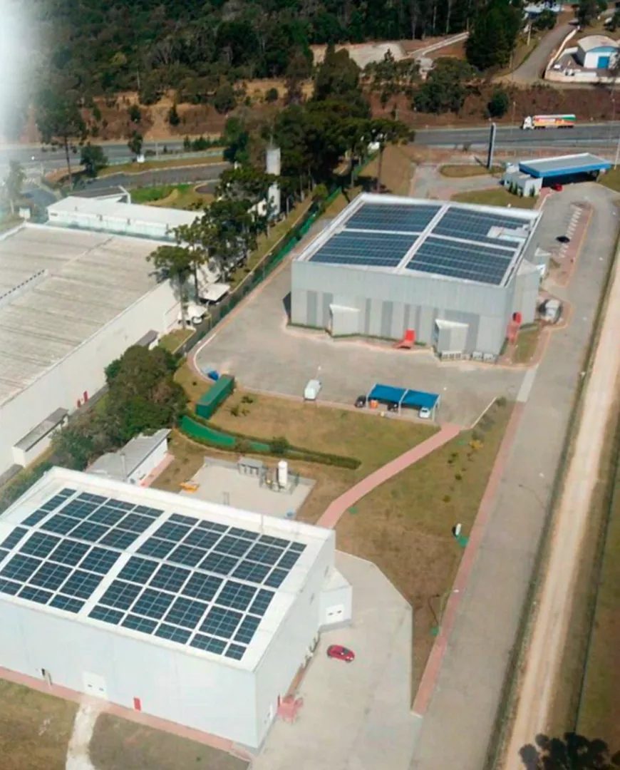 Vista aérea da unidade com painéis solares